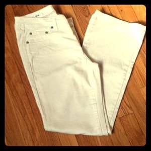 St. John's Bay White Bootcut Jean's 6P